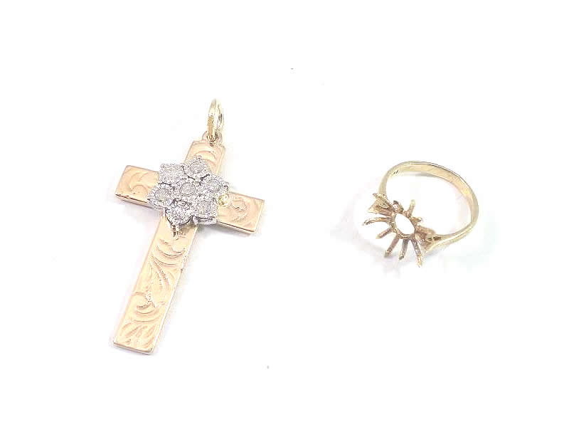 (2.1) 9CT YELLOW AND WHITE  GOLD, DIAMOND CLUSTER CROSS PENDANT